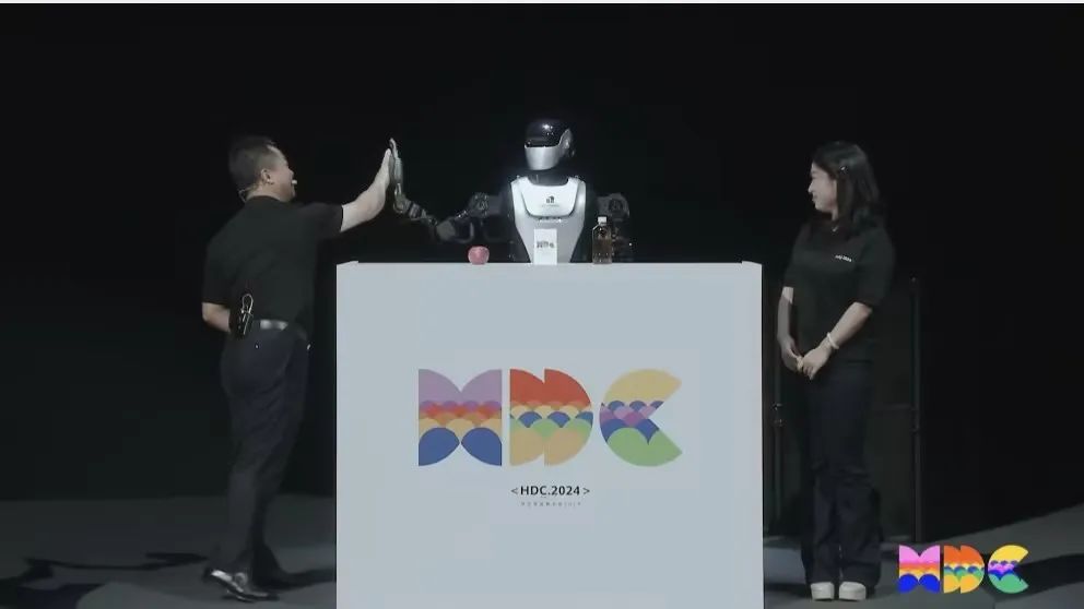 夸父與華為常務(wù)董事、華為云CEO張平安擊掌